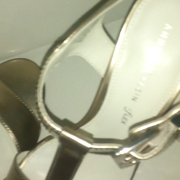 Anne Klein Brand New in Box Gold Size8M - Picture 3 of 4